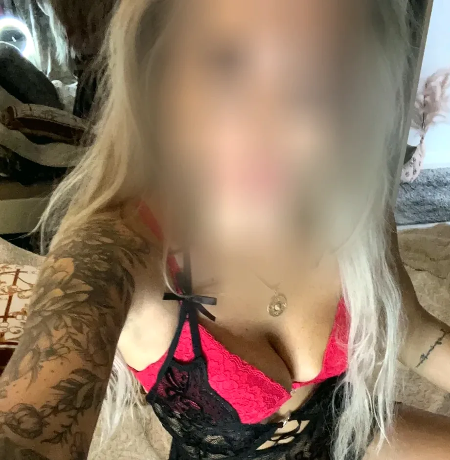 Manuela, 36