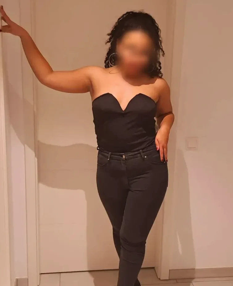 Yvonne, 27